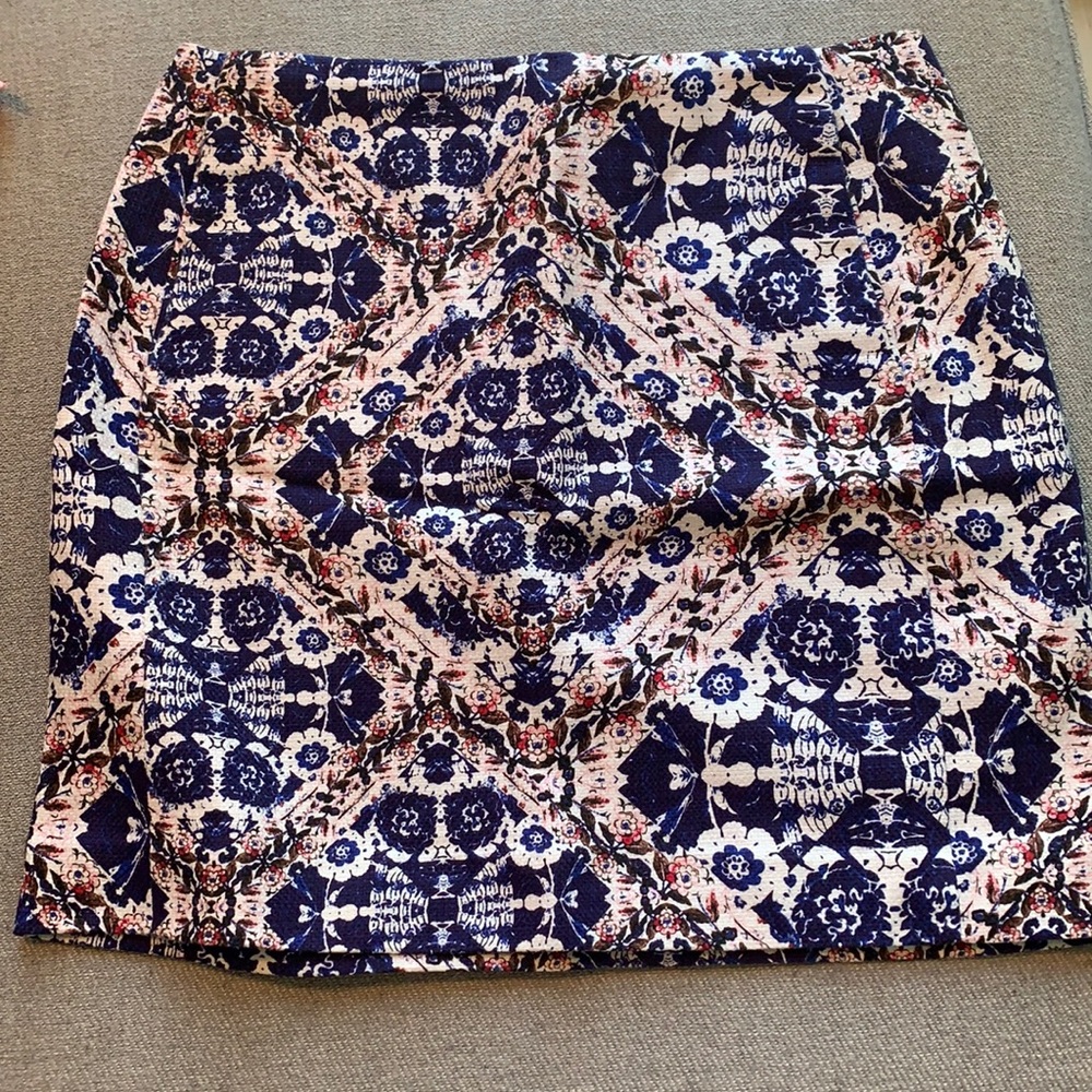 EUC - Structured cotton skirt